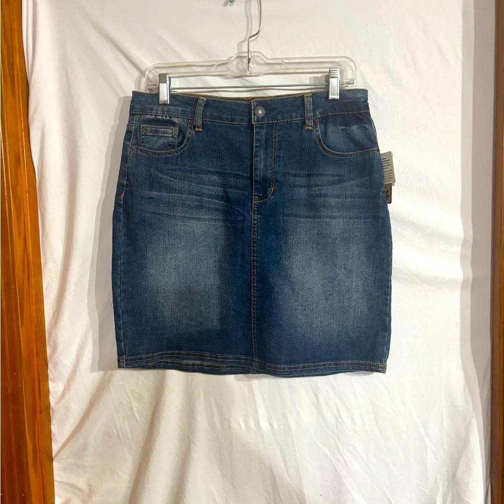 NWT Bit & Bridle womens size 8 Blue Denim Skirt with 5 pockets & zip closure.